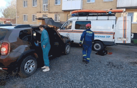 Спасатели Удмуртии открыли автомобиль с заперты...