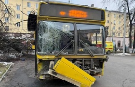 В Ижевске автобус после столкновения с легковуш...