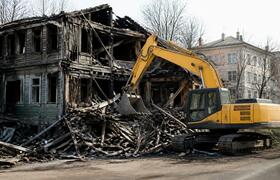 В Ижевске снесли сгоревший барак на Базисной, о...