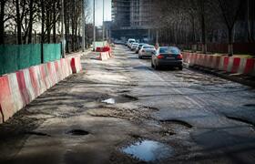 Полуразрушенную дорогу на Гоголя в Воткинске от...