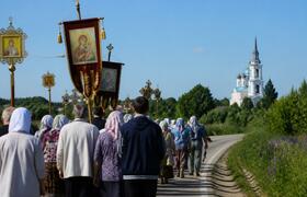 Паломники в Ижевске вышли на крестный ход к мон...