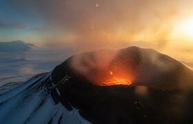 Вулкан Эребус в Антарктиде ежедневно выбрасывае...