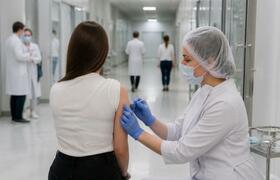 В Ижевске 162 человека привили после контакта с...