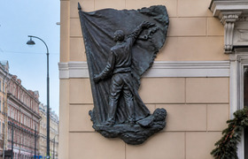 В Глазове открыли памятную доску первому презид...