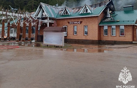 Ночной пожар в Шаркане: огонь охватил кафе-гост...