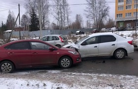 В Ижевске в столкновении легковушек и автобуса ...