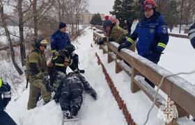 В Ижевске мужчина провалился под лед во время к...